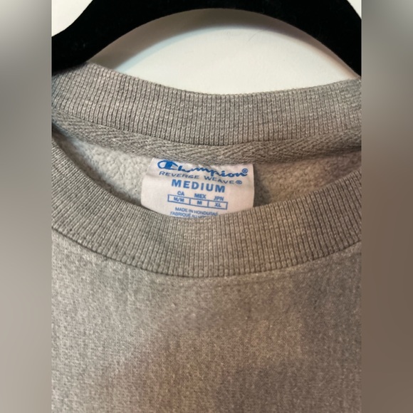 Barely worn- crew neck - Picture 3 of 4